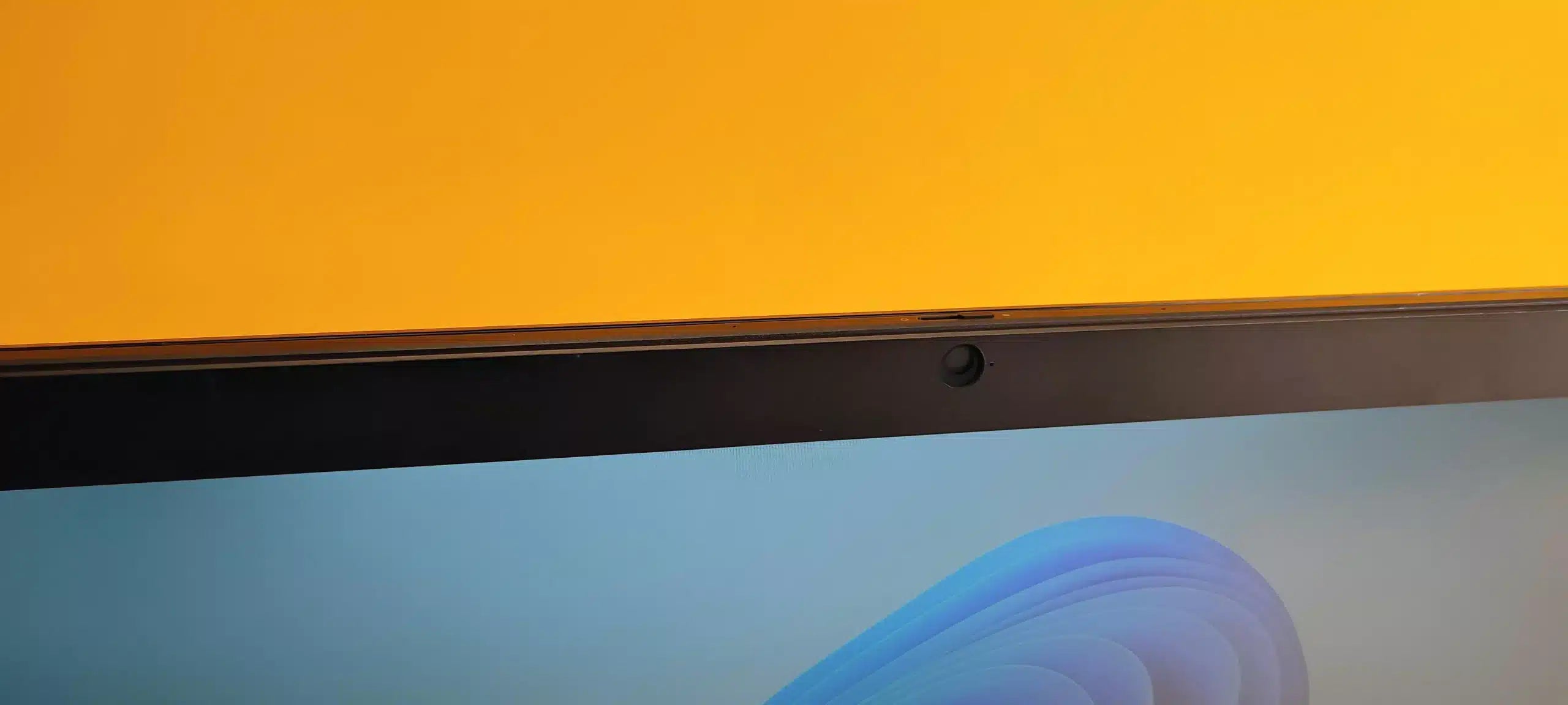 Dettaglio webcam PC All in One Dell 7440 ricondizionato su sfondo giallo, qalnexvori.shop