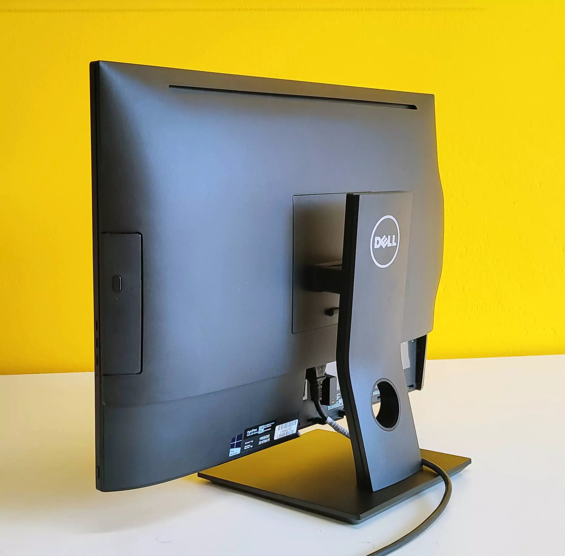 Retro di PC All in One Dell Optiplex 7440 ricondizionato su scrivania bianca, sfondo giallo