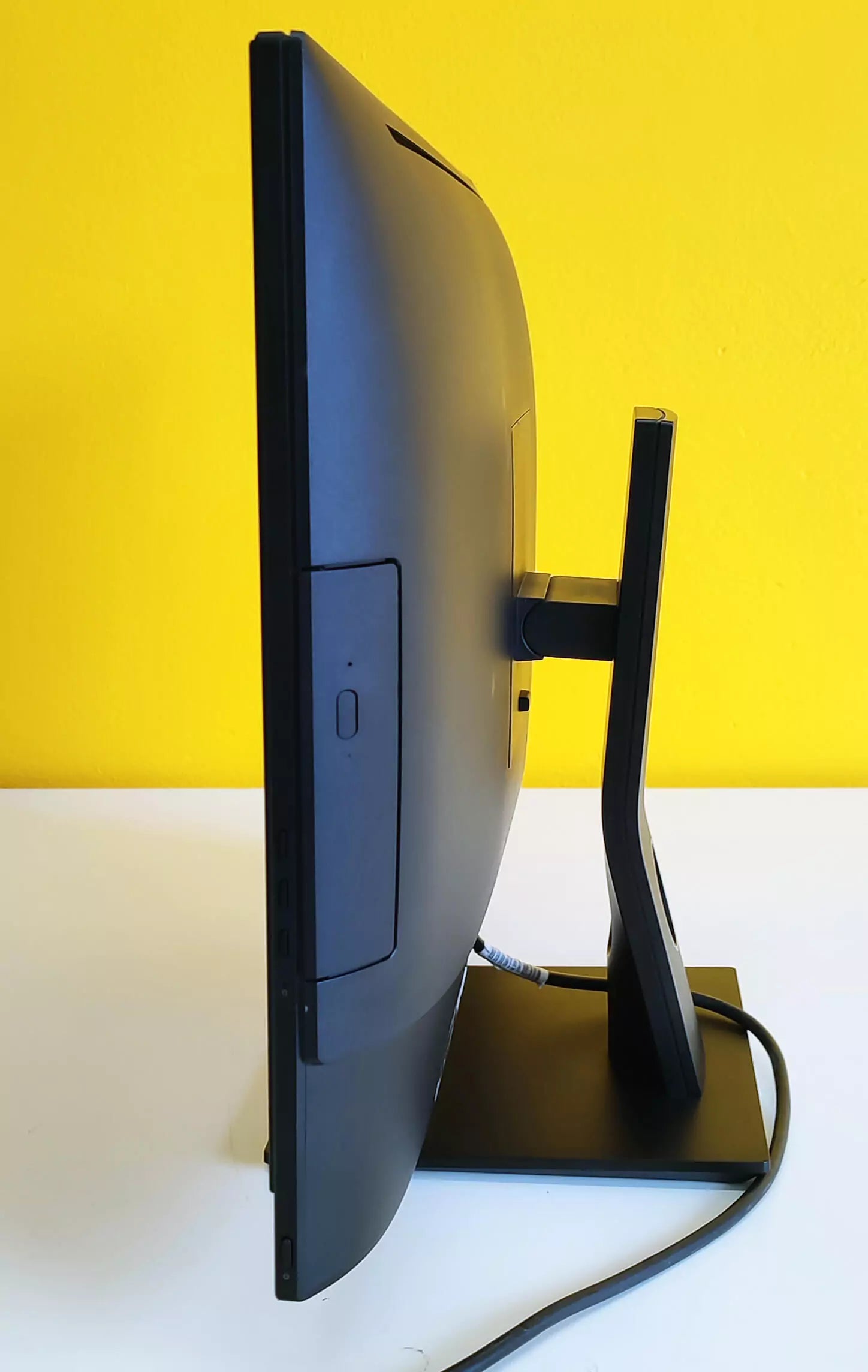 PC All in One Dell 7440 ricondizionato, profilo laterale, su sfondo giallo, qalnexvori.shop