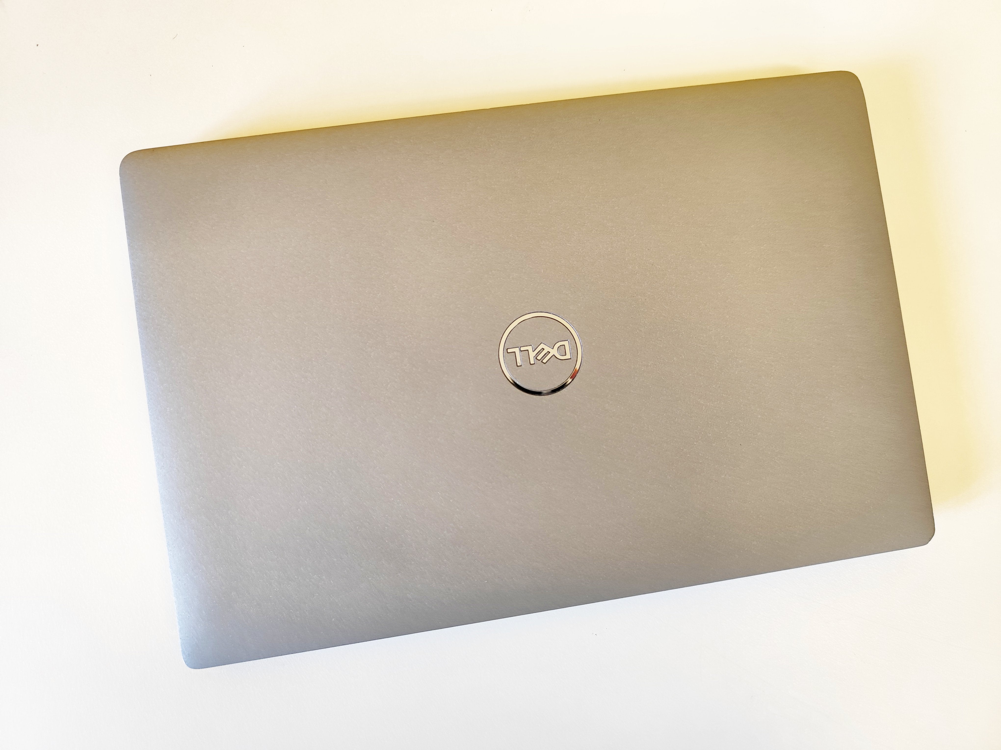 Vista dall’alto della scocca del Dell Latitude 5420 chiuso, notebook ricondizionato con finitura grigia elegante.
