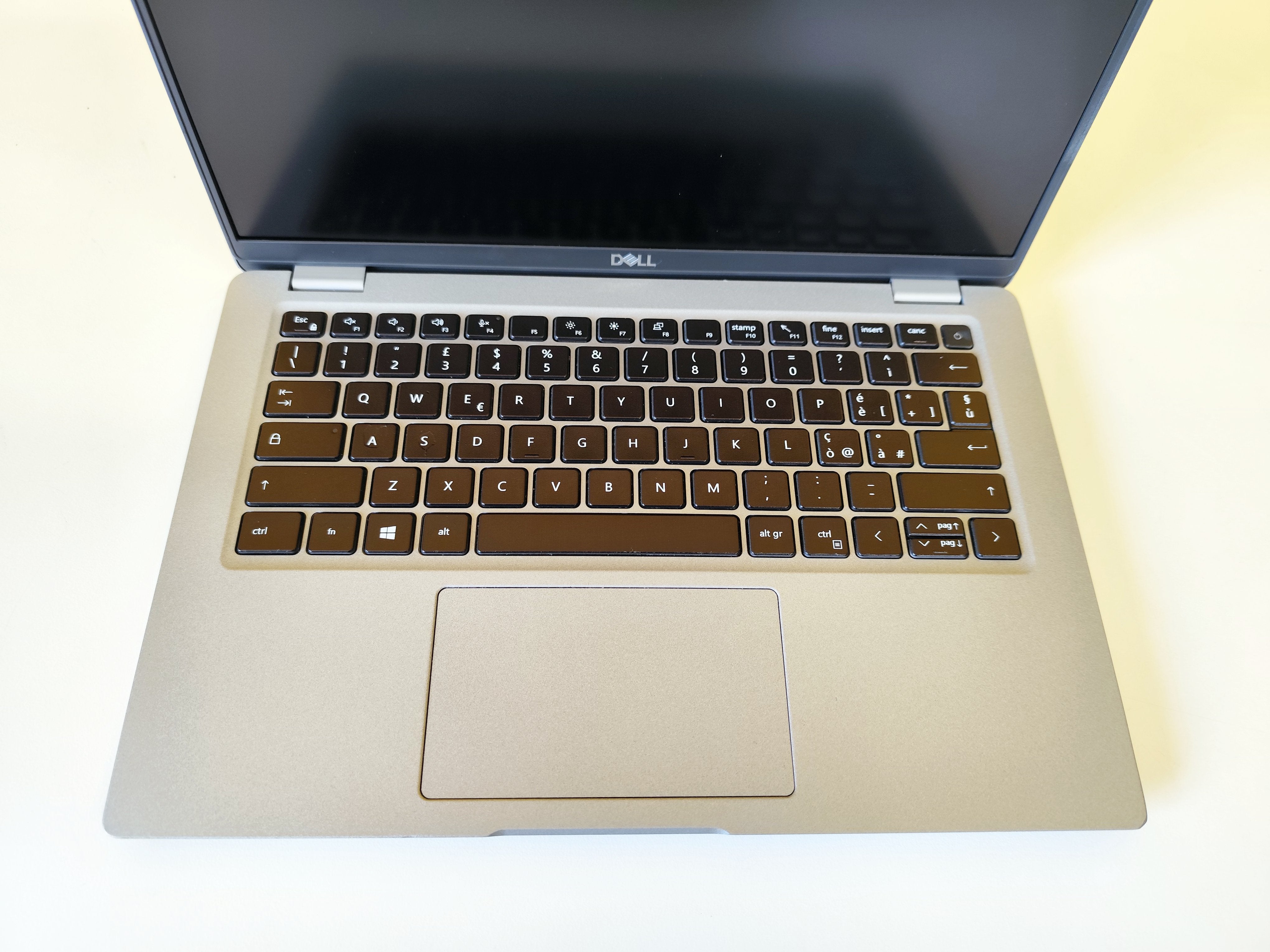Vista dall’alto del Dell Latitude 5420 con tastiera italiana e ampio touchpad, notebook ricondizionato per uso quotidiano.
